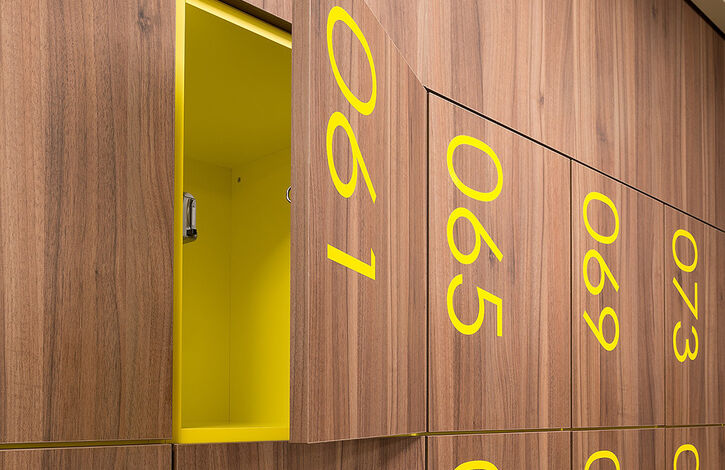 Maatwerk houten lockers met centraal sluitsysteem en touchscreen CZ zorgverzekeringen lr 10